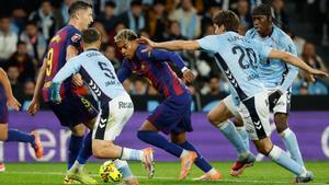 Lamine Yamal, rodeado, intenta escaparse de Marcos Alonso.