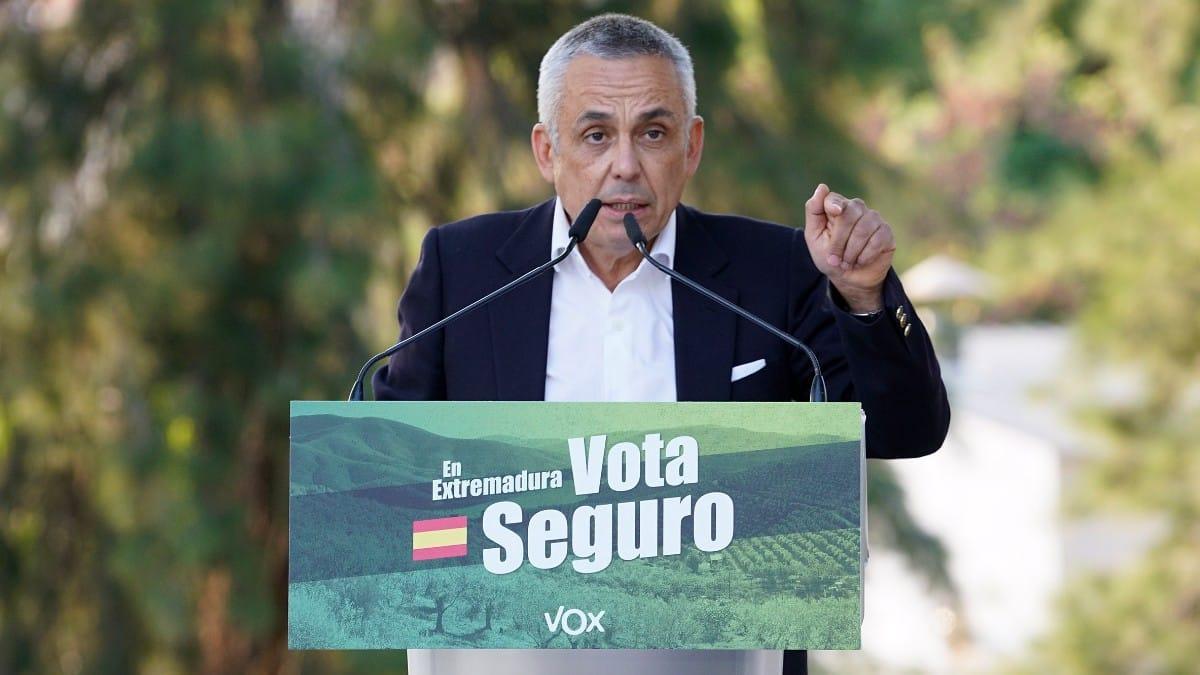 El líder de Vox en Extremadura, Ángel Pelayo Gordillo, durante un mitin en Cáceres en la campaña electoral.