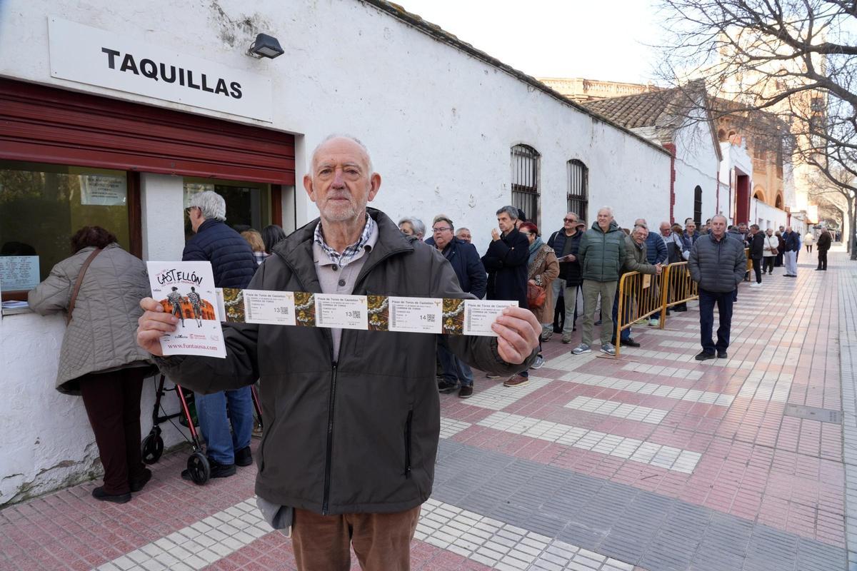 Colas desde primera hora en la plaza de toros de Castelló para comprar las entradas de la Magdalena 2026
