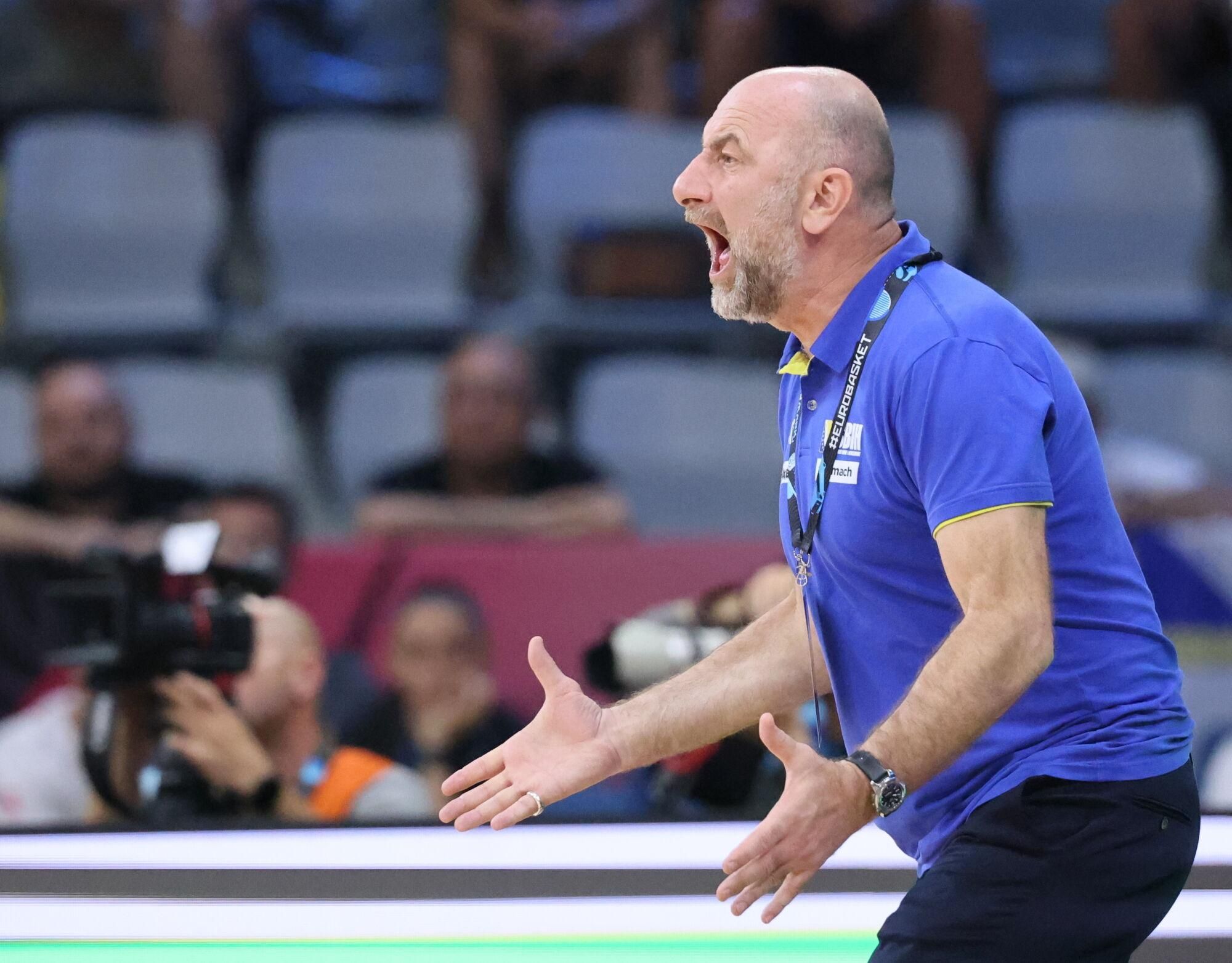 LIMASSOL (Cyprus), 30/08/2025.- Bosnia and Herzegovina's head coach Aziz Bekir reacts during the FIBA EuroBasket 2025 group phase basketball match between Spain and Bosnia and Herzegovina, in Limassol, Cyprus, 30 August 2025. (Baloncesto, Bosnia-Herzegovina, Chipre, España) EFE/EPA/GEORGI LICOVSKI