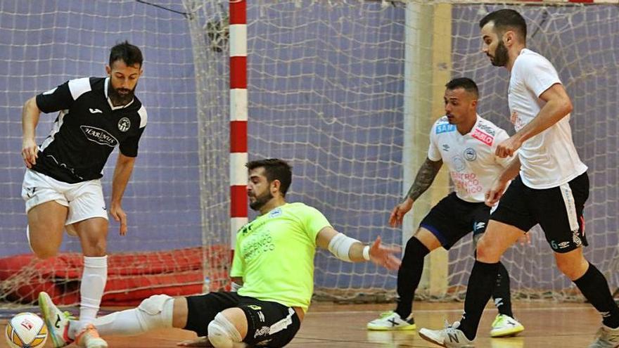 Un momento del derbi disputado ayer entre el Ibiza Futsal y el San Pablo en es Viver.