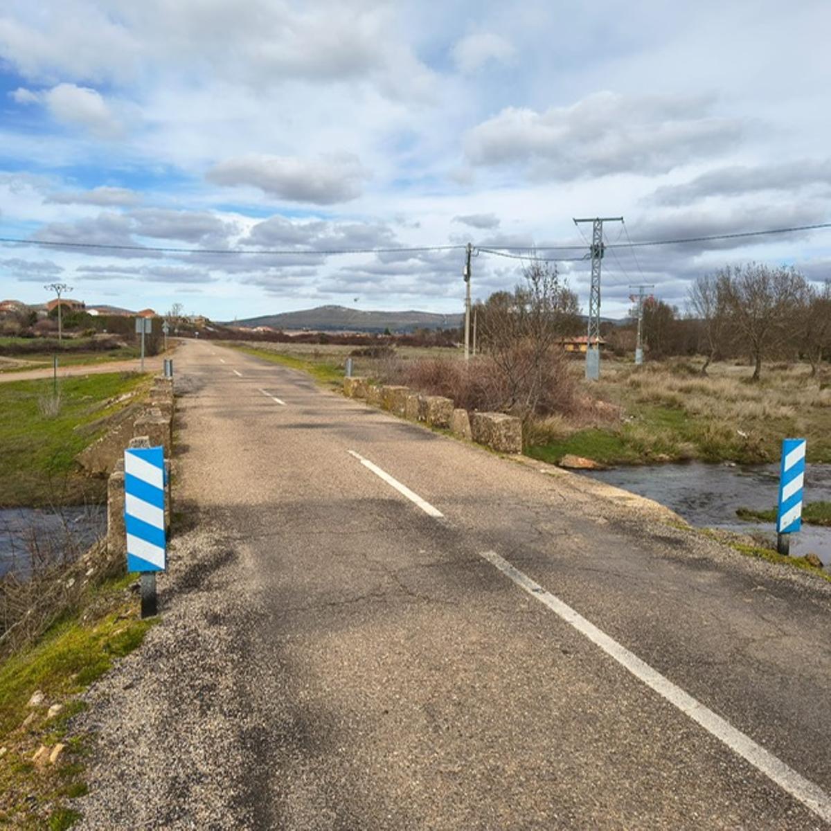 Un tramo de la carretera que conecta Tábara y Fonfría.