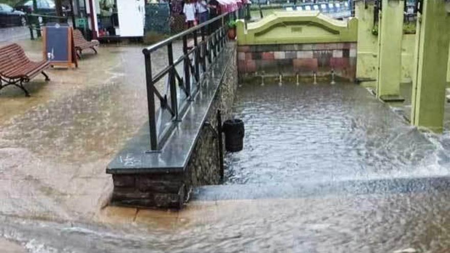 El parque de Santarúa, a rebosar de aguas fecales