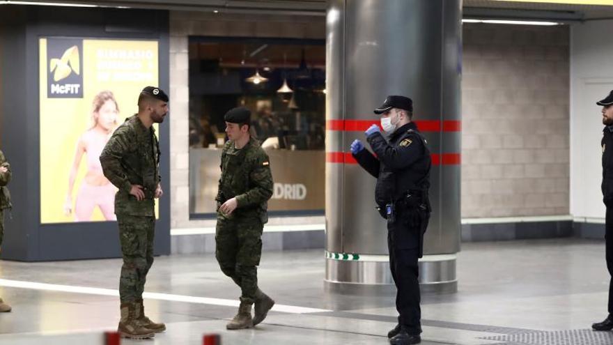 Militares del Ejército de Tierra en la estación de Nuevos Ministerios.