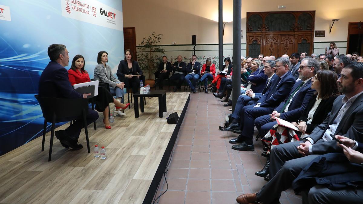 Imagen de la jornada sobre la electrificación celebrada ayer en Castelló y a la que asistieron, entre otros, el president Puig y el director financer de PowerCo.