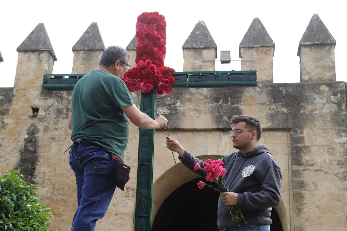 Córdoba &amp;amp;#xD;Montaje cruces de mayo&amp;amp;#xD;Cruz del calle Cairuán AAVV Huerta del Rey