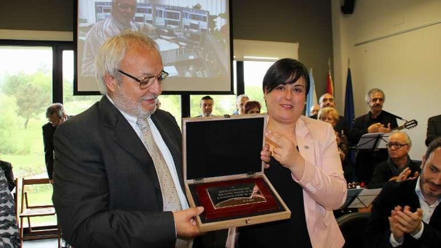 A alcaldesa entrega a placa a Manuel Valdés. // FdV