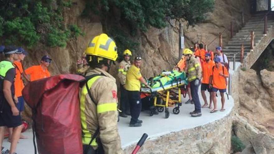 Rescaten un noi que havia quedat ferit en unes roques a Blanes