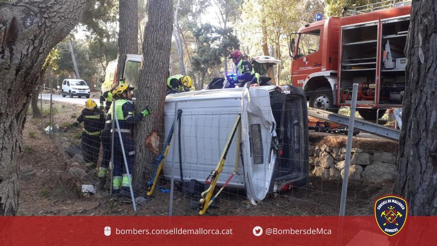 Ocho trabajadores heridos al volcar una furgoneta en la carretera de Formentor