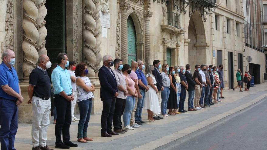 El consistorio de la capital alicantina se ha unido al minuto silencio.