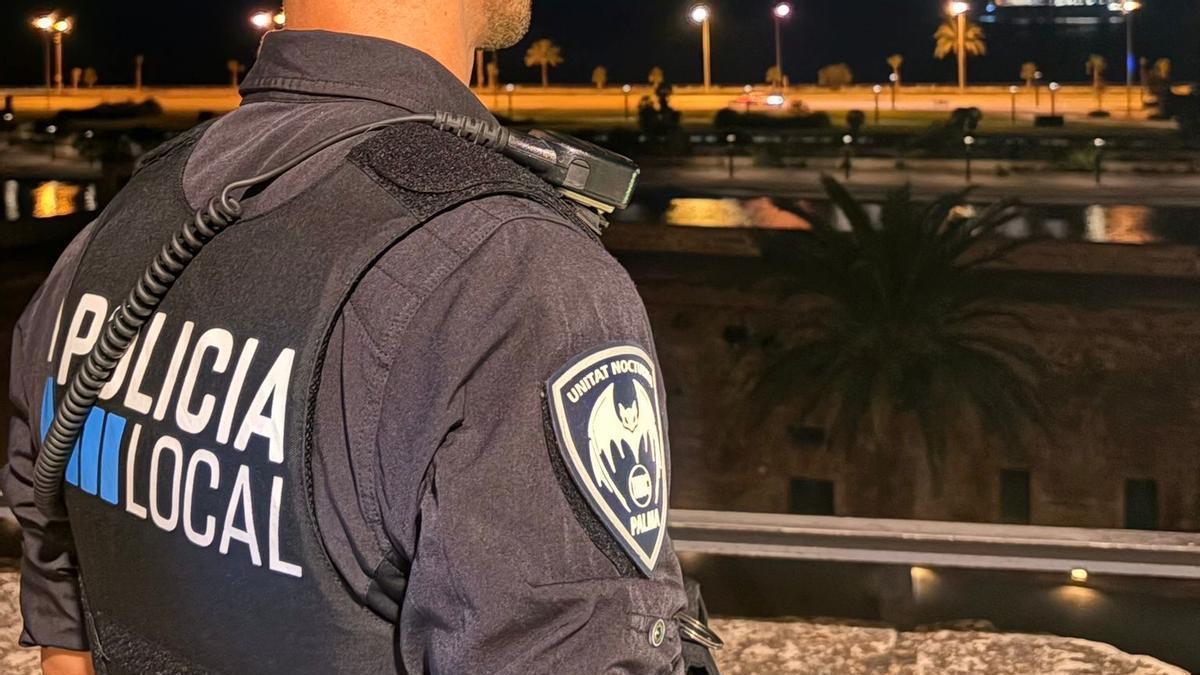 Un agente de la Unidad Nocturna de la Policía Local de Palma.