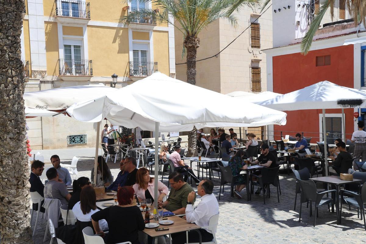 Las terrazas toman la plaza Quijano durante el día y limitan su uso público