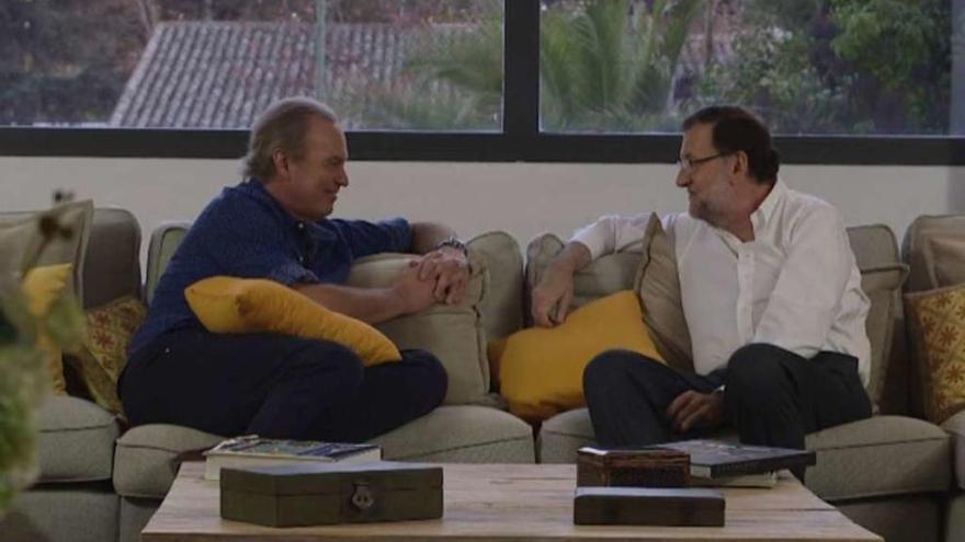 Mariano Rajoy, charlando con Bertín Osborne en el salón de la casa del cantante.