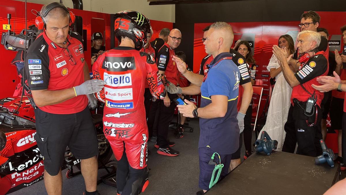 'Pecco' Bagnaia recibe el aplauso de todo su equipo tras lograr, hoy, el mejor tiempo en Misano.