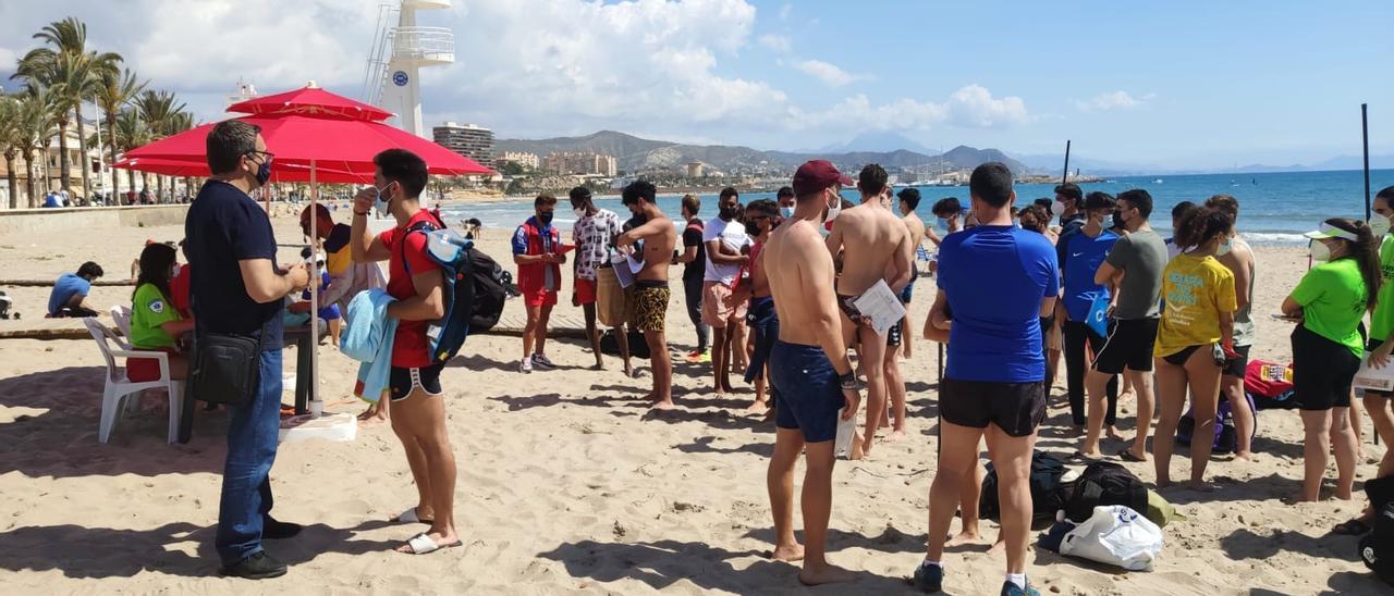 Cientos de jóvenes participan en las pruebas de selección para el servicio de socorrismo de El Campello