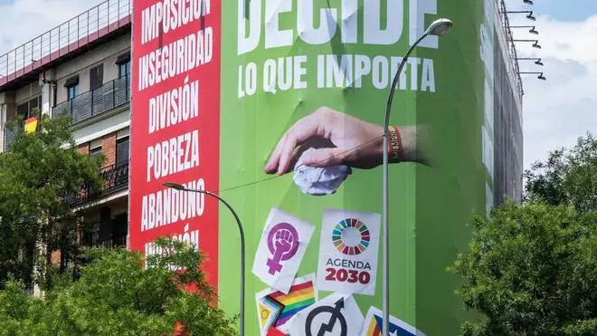 Vídeo | La Junta Electoral ordena a Vox retirar la lona de Madrid contra la bandera LGTBI i l'independentisme