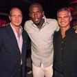 Bolt posando con los dueños del Opium, Ramón y Javier Bordas, directivo del FC Barcelona