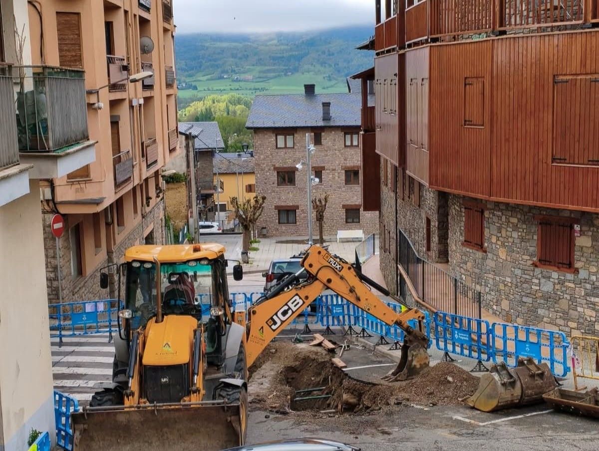 Unes obres de reparació de la via pública a Puigcerdà