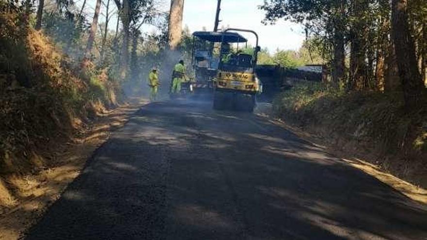 Tareas de asfaltado de una de las pistas. // Fdv