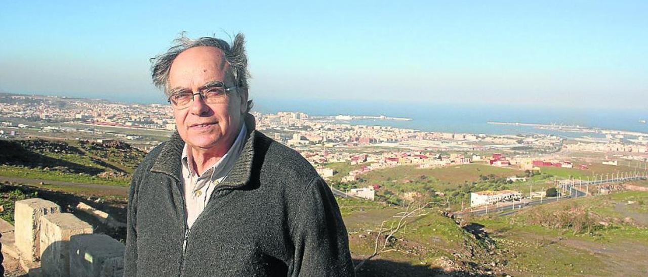 Esteban Velázquez, en el monte Gurugú con la ciudad de Melilla al fondo.