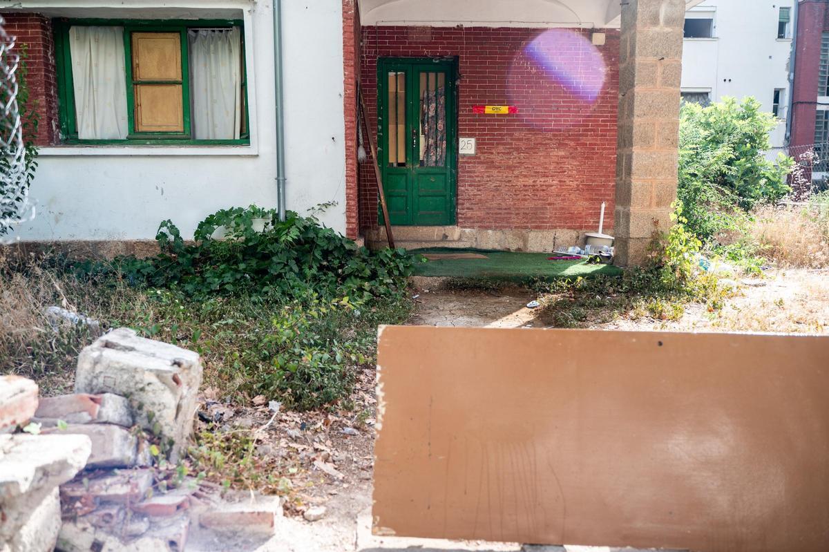 Fotogalería | La huella del abandono en las antiguas viviendas policiales de la avenida de Cervantes de Cáceres