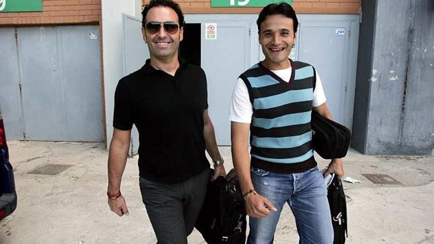 José Bordalás y Javier Vidal abandonan el estadio Martínez Valero sonriendo.