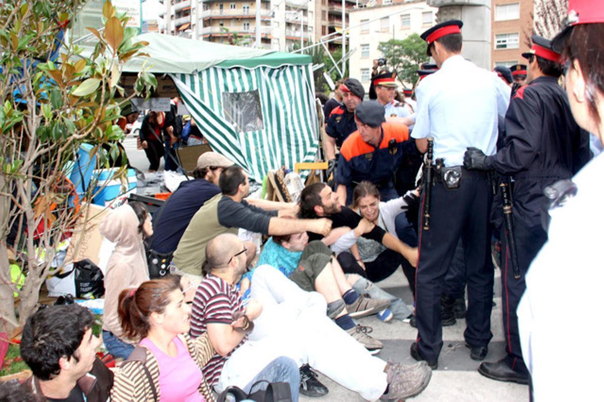 Actuació policial a la plaça de Ricard Vinyes, a Lleida.