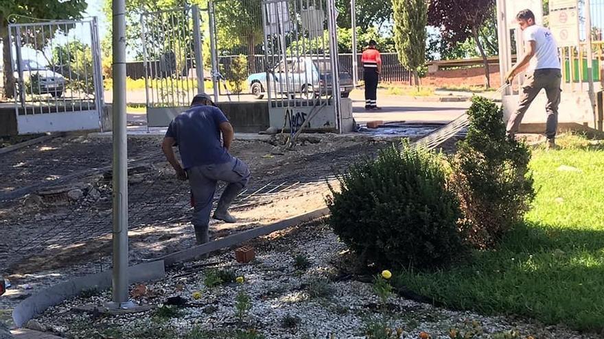 El Ayuntamiento de Moraleja realiza mejoras en los caminos del parque fluvial