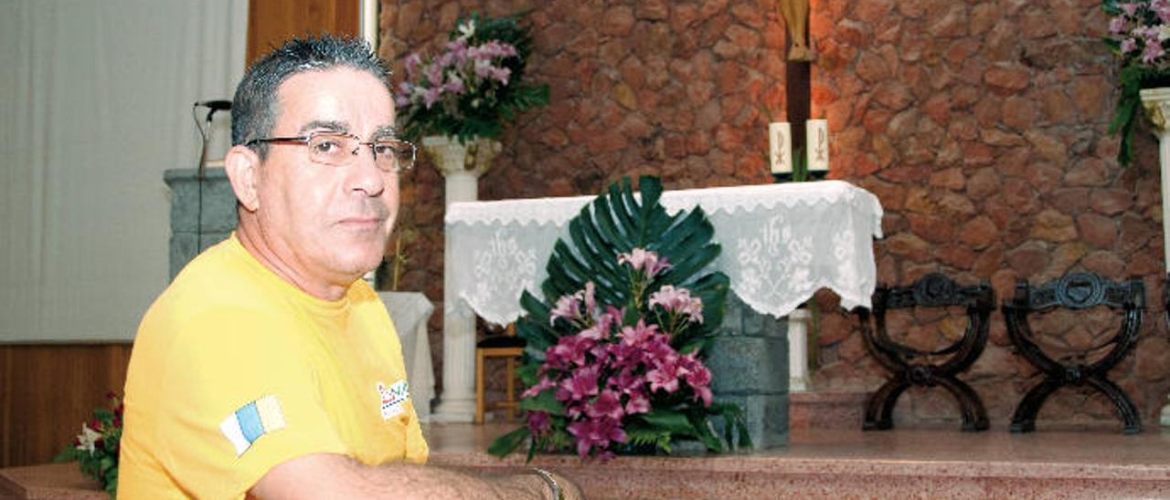 El sacerdote Paco Bello, en la iglesia de La Garita, de la que era párroco.