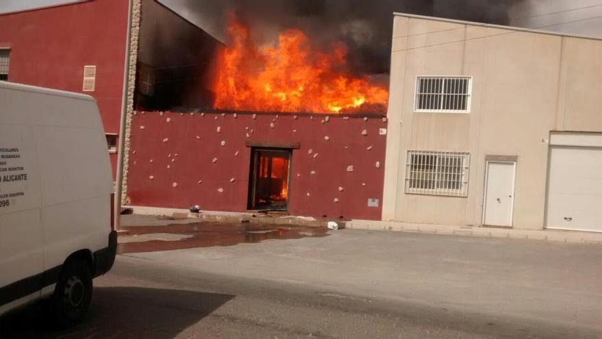 La explosión ha ocasionado el incendio de una vivienda