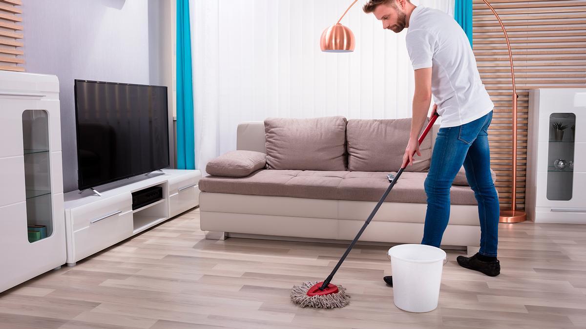 El trucazo del año con papel higiénico que limpia suelos y