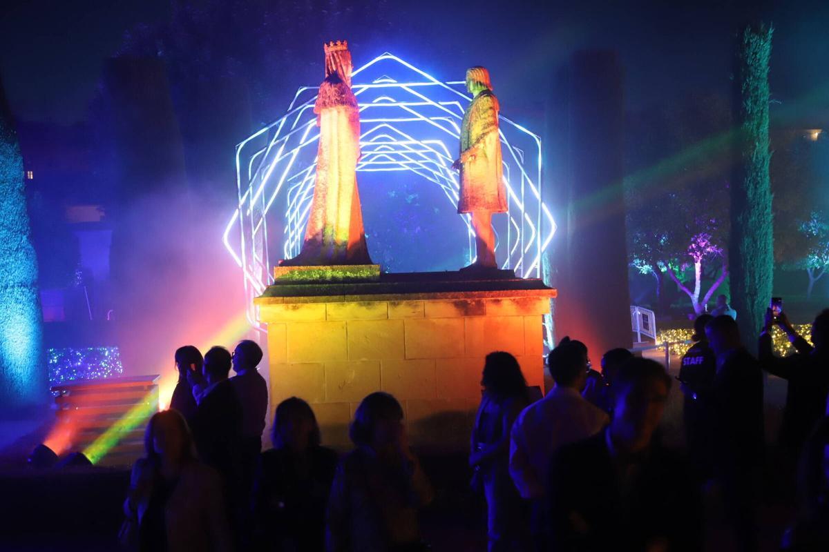 Las autoridades inauguran el espectáculo del Alcázar