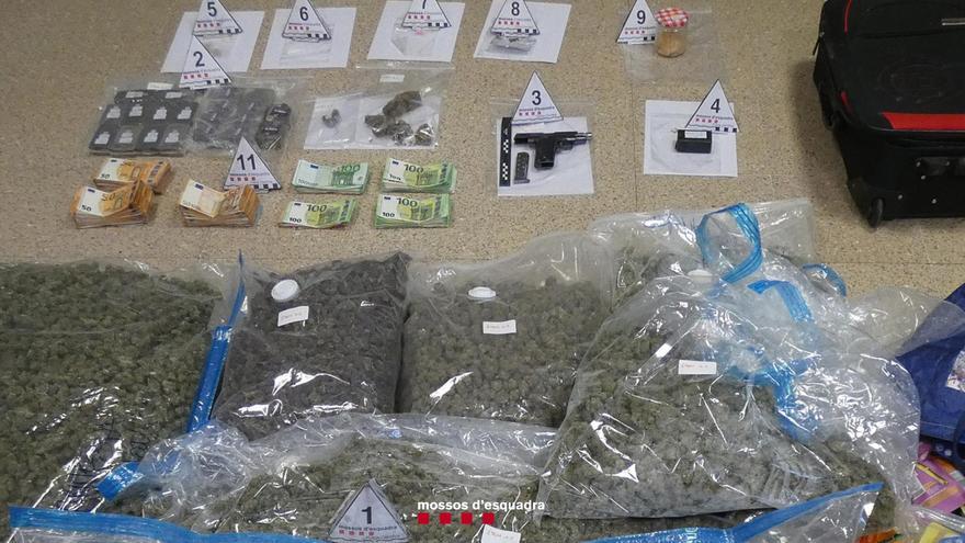 Detenen a Capmany un home amb 19 quilos de marihuana, una arma de foc i 60.000 euros