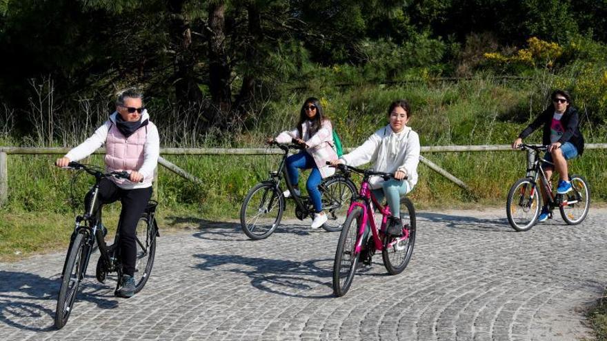 Varios bloggers ayer a su llegada al parque de Carreirón.