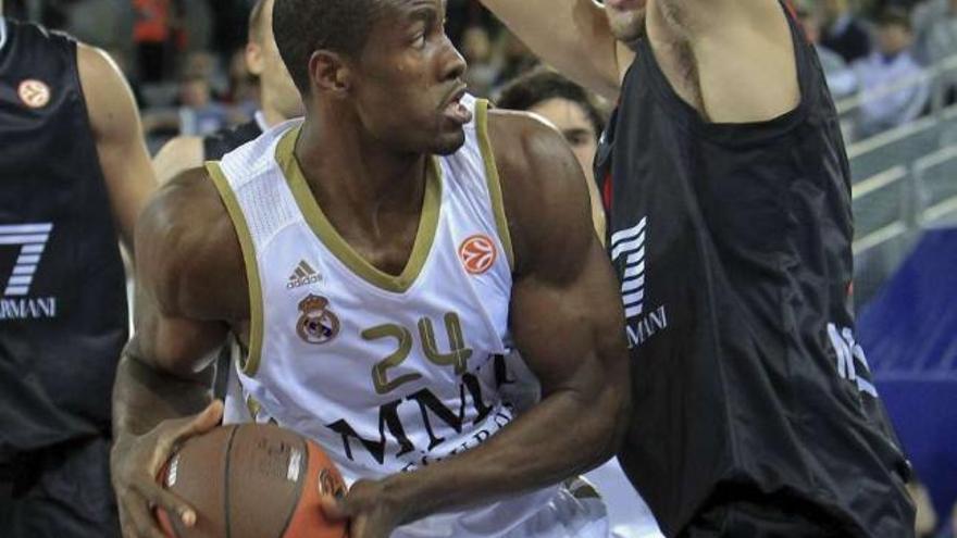 Ibaka, con la pelota, en su debut con la camiseta del Madrid ante el Milán. / gustavo cuevas / efe