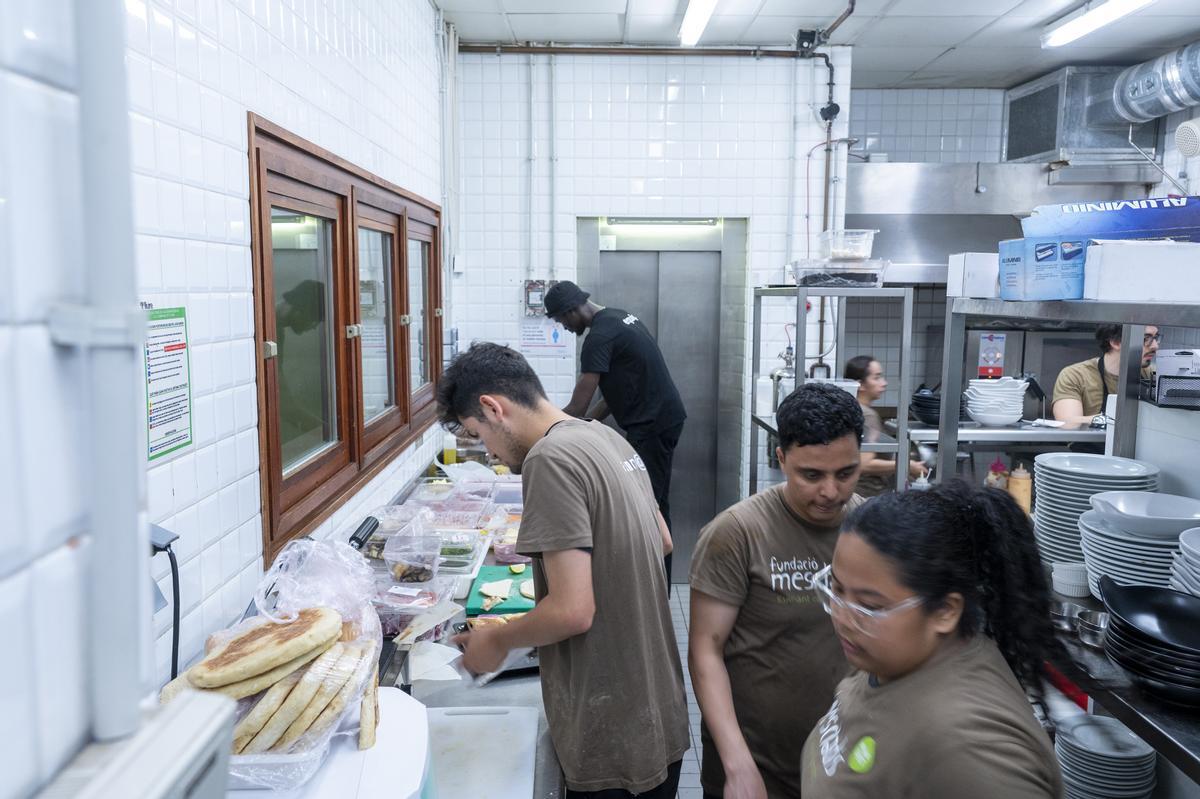 Cocina del bar restaurante del  Lliure en Montjuic con personal de la Fundació Mescladís. 