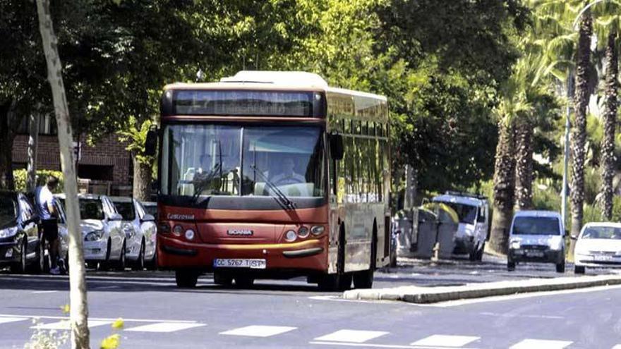 El Ayuntamiento de Cáceres plantea que llegue el taxi a Valdesalor tras suprimir el autobús