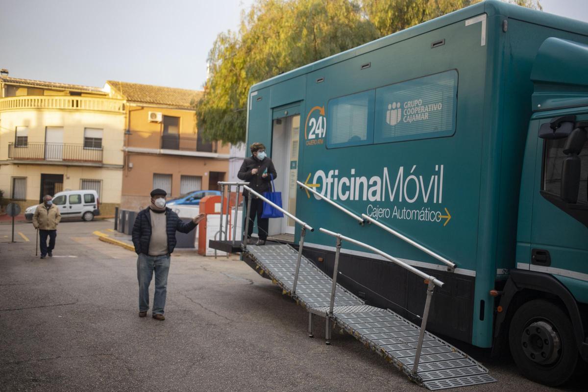 Vecinos de Barxeta en el cajero móvil, en 2021 tras retirar la última máquina fija.