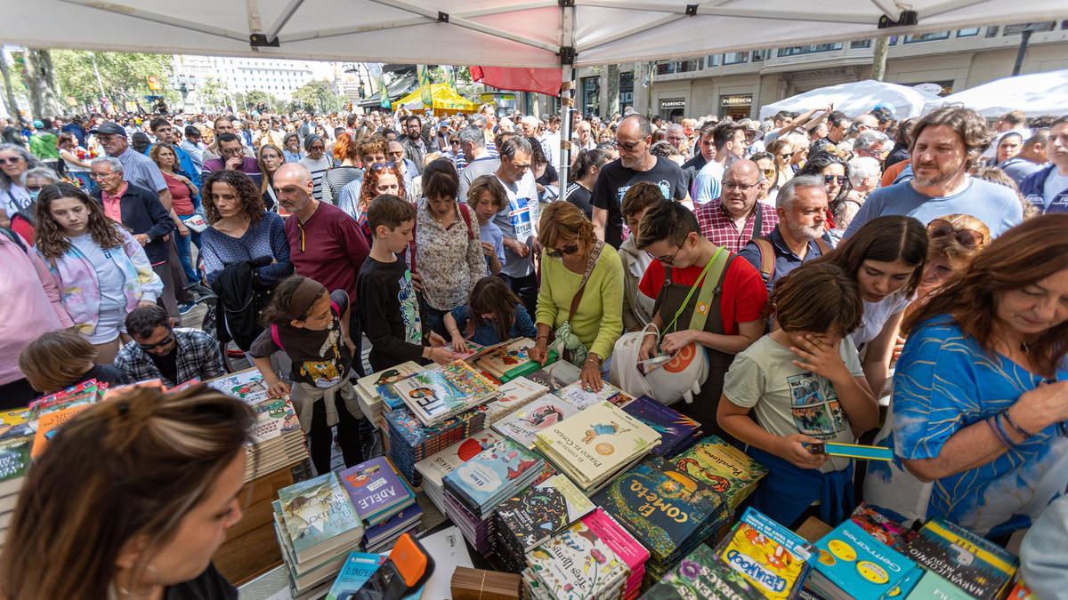 Ambiente en el Sant Jordi de 2023, en el paseo de Gràcia de Barcelona.