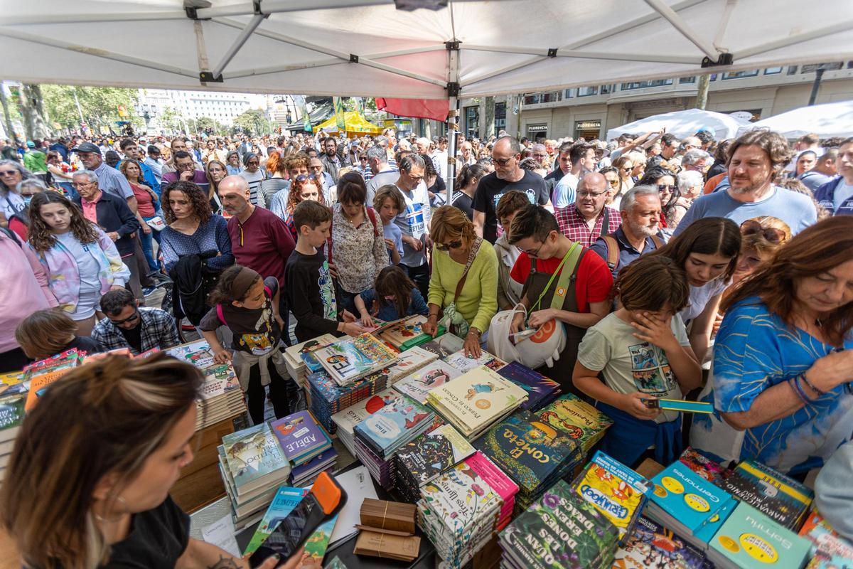 Sant Jordi bat rècord de parades i es prepara per a un altre dia històric: «Estem ‘on fire’»