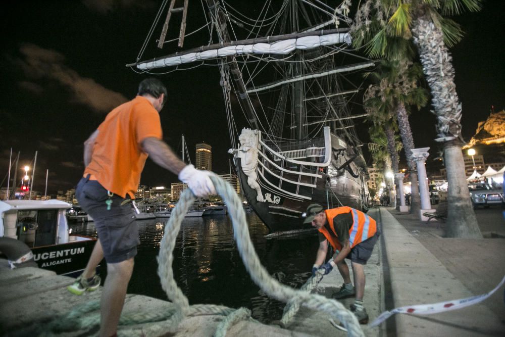 La réplica del Santístima Trinidad abandona el puerto