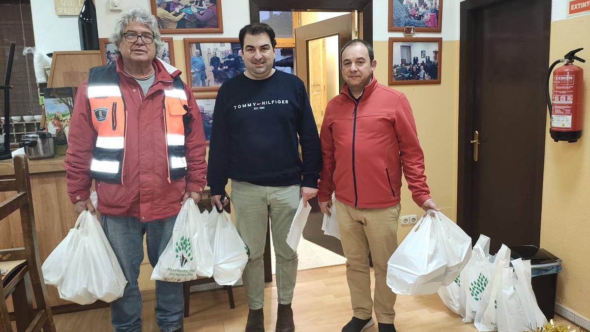 Sergio Hidalgo, en el centro, con dos voluntarios de Protección Civil antes del reparto de los menús de Nochevieja.