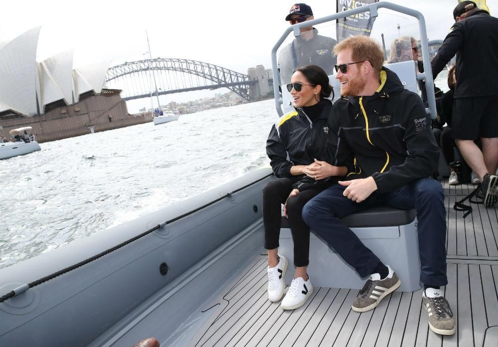 Meghan Markle y el Príncipe Harry observan la competición de vela en los Invictus Games