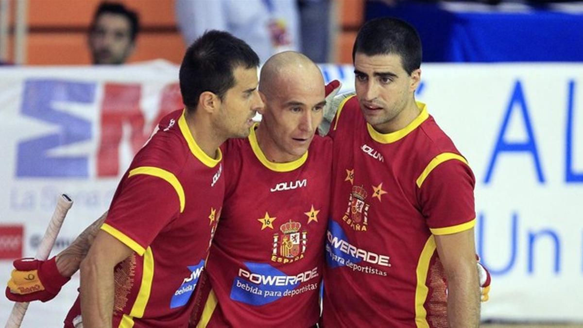 Jordi Adroher, Pedro Gil y Marc Gual se abrazan tras lograr el estéril empate ante Portugal con el que Italia se proclamaba campeona de Europa.