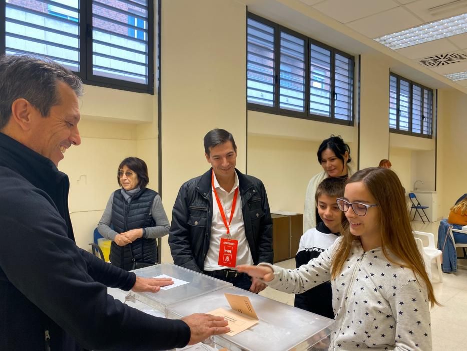 El alcalde de Burjassot, Rafa García (PSPV) ha dejado que introduzcan el voto sus hijos.