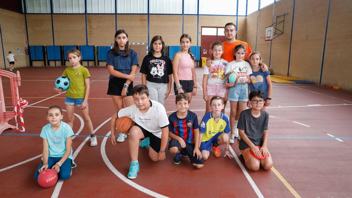 NIÑOS PARTICIPANTES EN LA ESCUELA DE VERANO DE UNA EDICIÓN ANTERIOR.