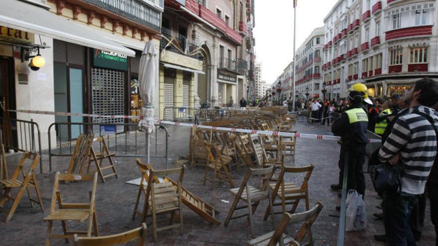 La terraza, acordonada tras la caída de cascotes.