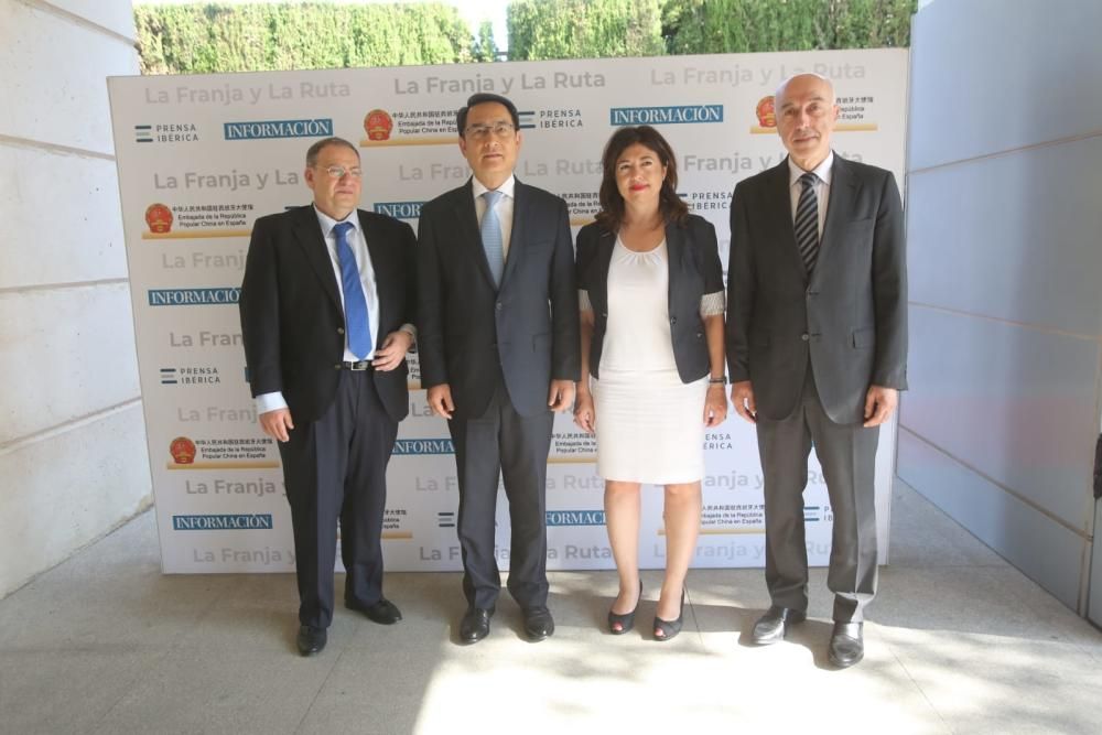 Juan R. Gil, director de Contenidos de INFORMACIÓN; el embajador de China en España, Lyu Fan; la directora general de Gabinete de Presidencia de Prensa Ibérica, Irene Lanzaco; y el consejero delegado de Prensa Ibérica para la Comunidad Valenciana, Juan Antonio López Ruiz de Zuazo, posan en el photocall instalado a la entrada de las instalaciones del periódico, antes de comenzar el foro que se celebró en el Club INFORMACIÓN.