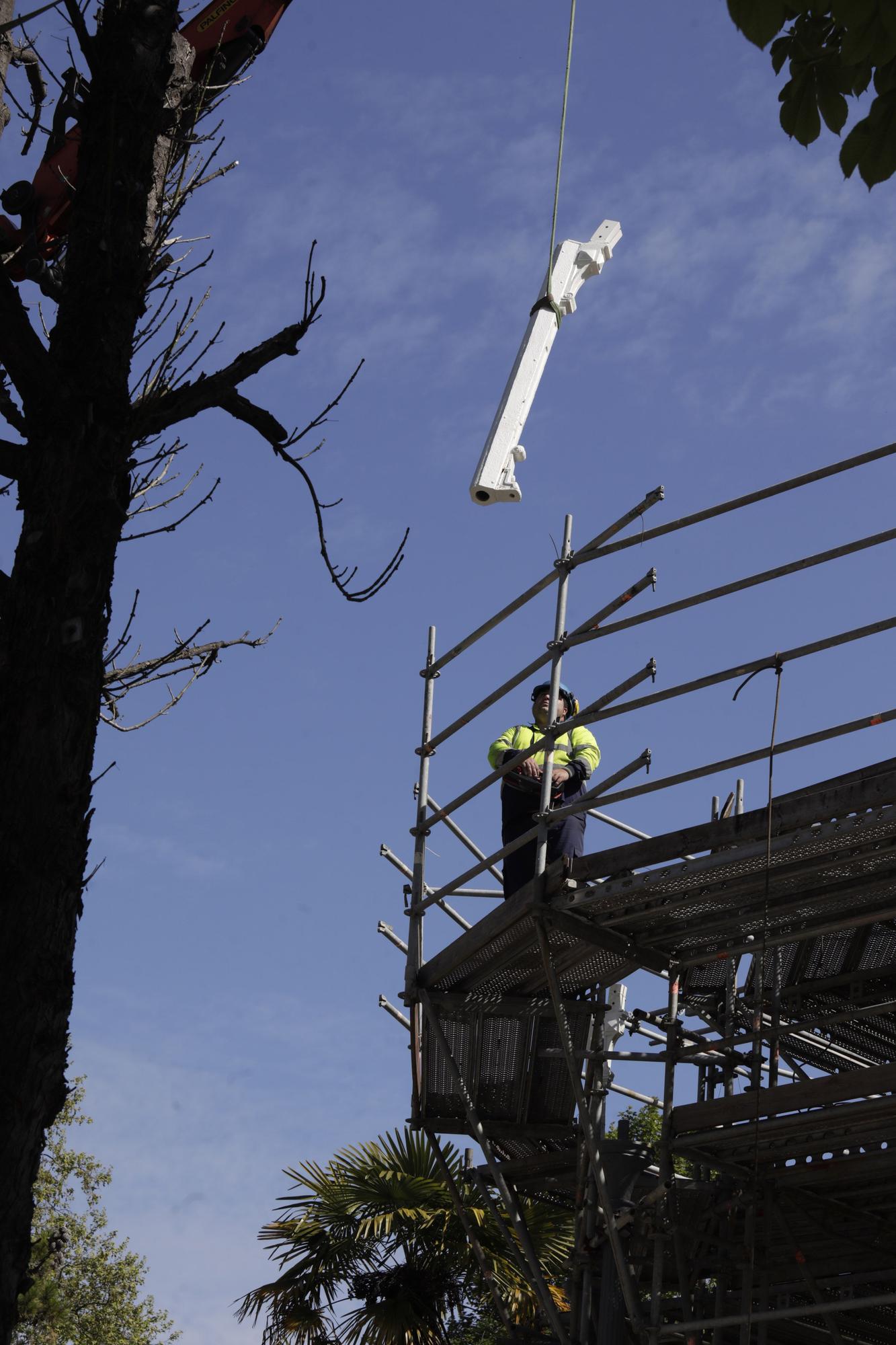 EN IMÁGENES: Comienza el montaje de la estructura del kiosco del Bombé en Oviedo