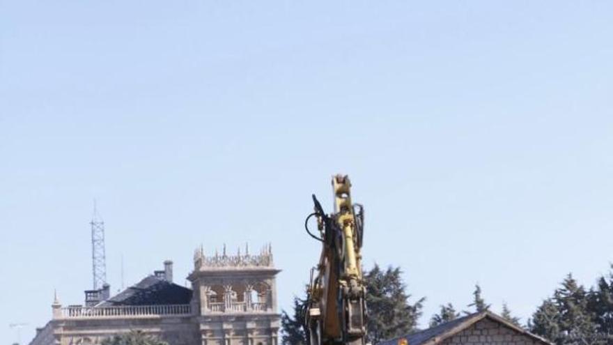 Varios trabajadores desmontan vías para preparar la llegada del AVE.